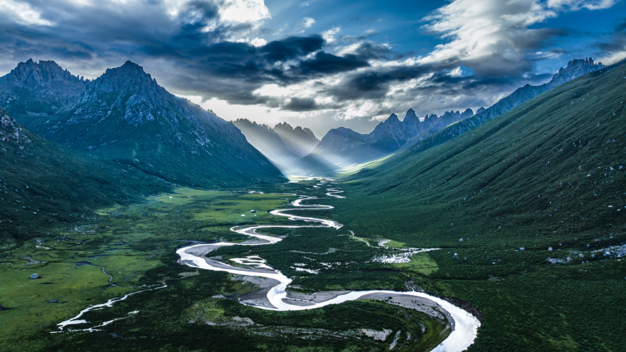 “雪山大地·影像季”2025年果洛州生態(tài)文明建設(shè)短視頻攝影大賽獲獎(jiǎng)作品